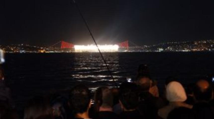 İstanbullular, G&ouml;rsel Ş&ouml;lene Engel Olan Vapurları Yuhaladı