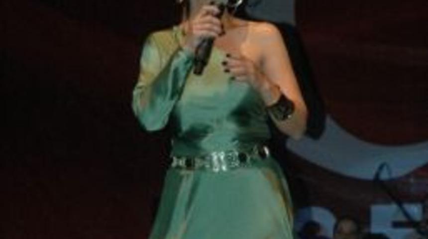 Ebru G&uuml;ndeş'ten Cumhuriyet Konseri