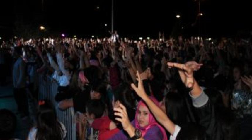 Ereğli'de Binlerce Kişi Murat Dalkılı&ccedil; Konseriyle Coştu