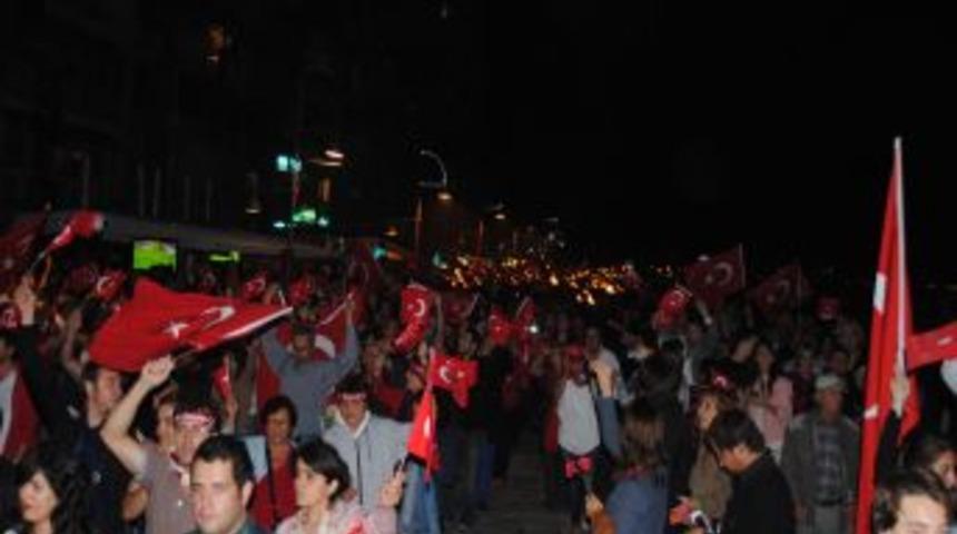 İzmir'de Fener Alayı Y&uuml;r&uuml;d&uuml;