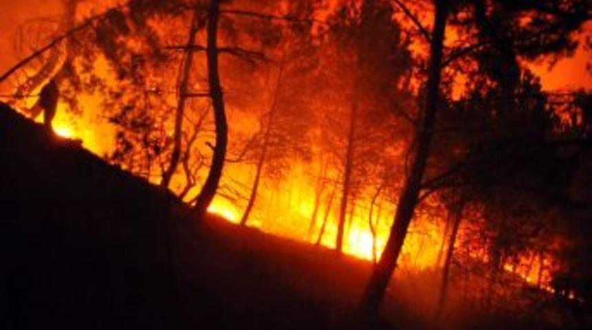 Spil Dağı'ndaki Yangın Yağmur Yağınca S&ouml;nd&uuml;r&uuml;lebildi