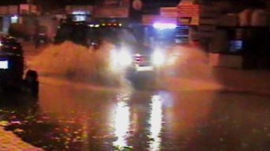 Edremit'te Aşırı Yağış Caddeleri G&ouml;le &Ccedil;evirdi