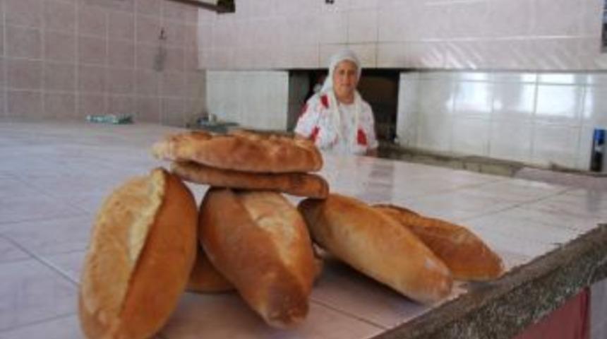 Elinin Hamuru İle Erkeklere Taş &Ccedil;ıkartıyor