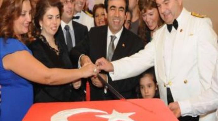 Vali G&uuml;zeloğlu Cumhuriyet Resepsiyonu Verdi