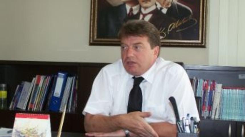 Kaymakam Karahan, Yırtık Bayrak Uyarısı Yaptı