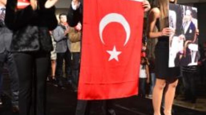 İzmir'de Farklı Defile