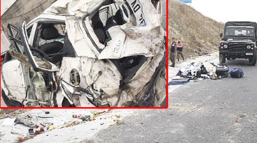 Otomobil kanala uçtu: 3 üniversiteli öldü
