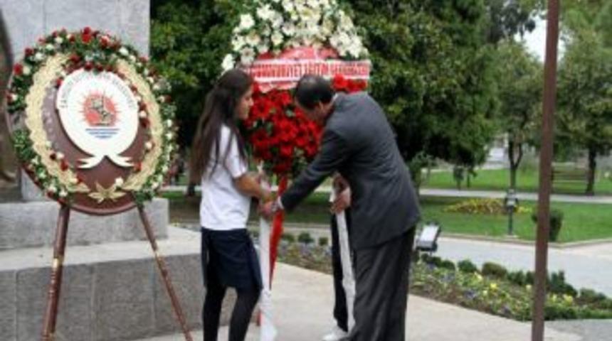 Cumhuriyet Gezisi &Ouml;ncesi Anıta &Ccedil;elenk