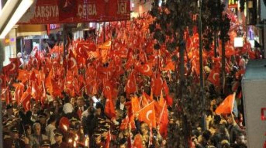 Karşıyakalılar Cumhuriyet İ&ccedil;in Y&uuml;r&uuml;d&uuml;
