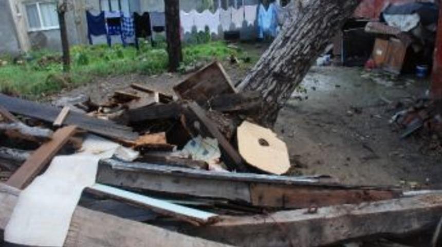 Ağa&ccedil; Evin &Uuml;st&uuml;ne Devrildi