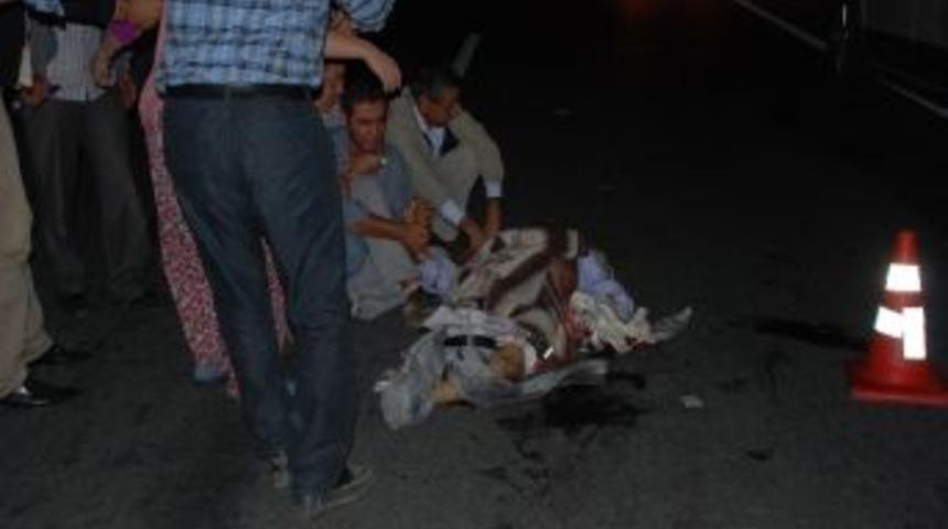 Kazada Ölen Babasının Başında Göz Yaşı Döktü