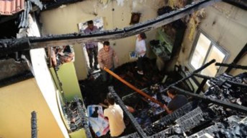 Eve D&uuml;şen Yıldırım Yangın &Ccedil;ıkardı