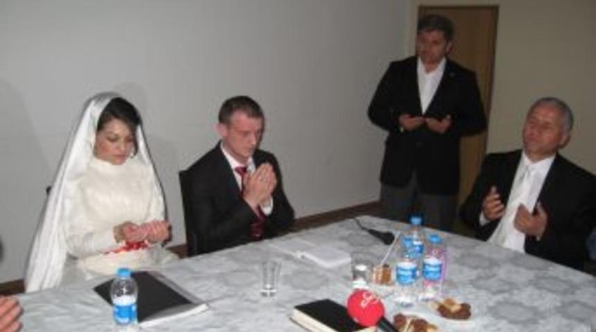 İslamiyeti Araştırırken Tanıştığı Yunus Ile Evlenerek M&uuml;sl&uuml;man Oldu