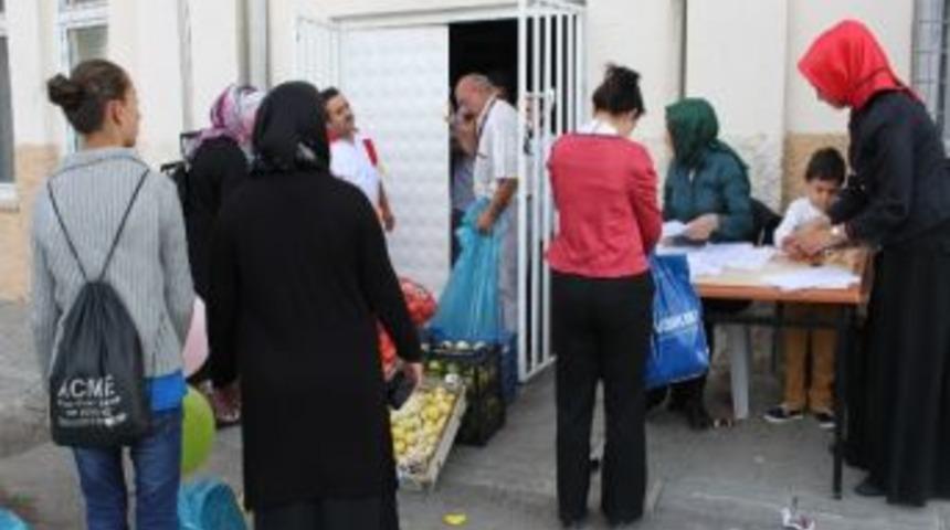 Ke&ccedil;i&ouml;ren'de Dar Gelirli Ailelere Gıda Yardımı