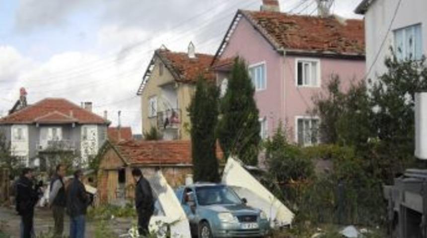 Eşme&rsquo;de R&uuml;zgar &Ccedil;atıları U&ccedil;urdu