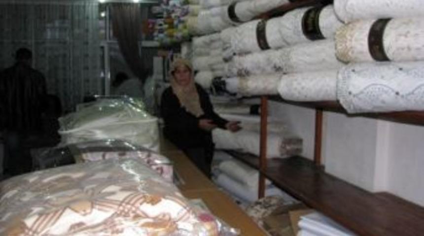 İş Yerinden 30 Bin Liralık Perde &Ccedil;aldılar