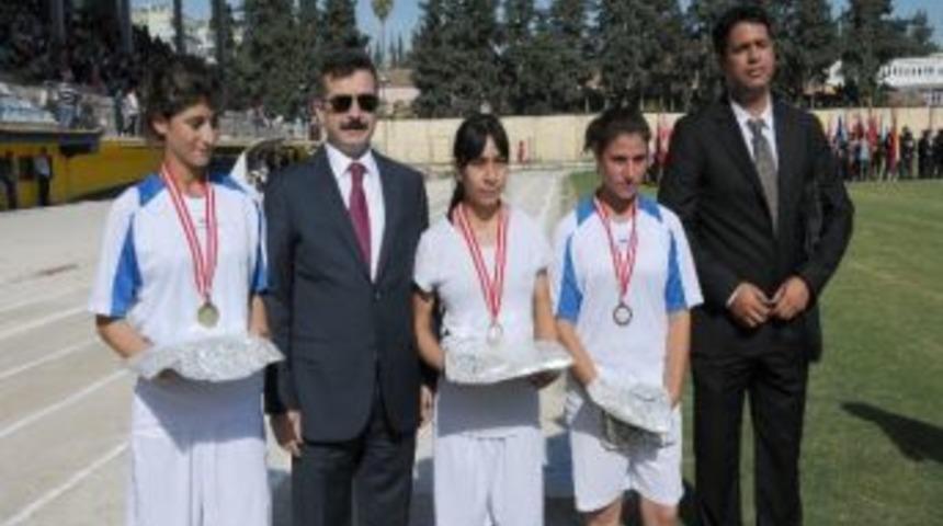 Cumhuriyet Koşusunda Amca &Ccedil;ocuğu 3 Kız Derece Yaptı