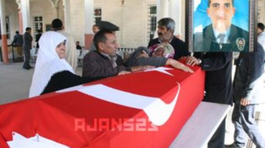 Şehit polis ve bebeği toprağa verildi