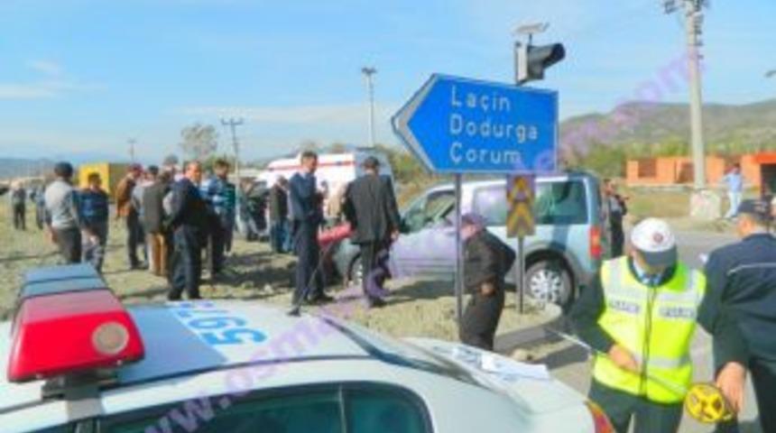 Otomobille trakt&ouml;r  &ccedil;arpıştı 6 yaralı