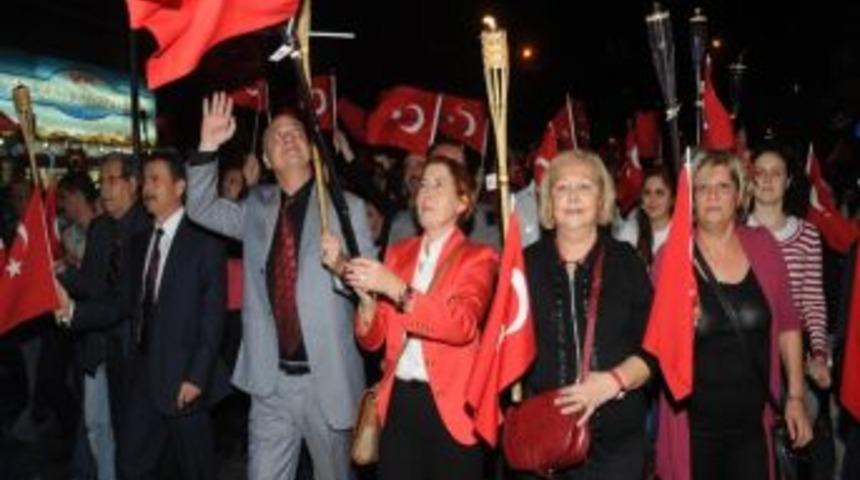 Manisa'da Cumhuriyetin Kuruluş Yıld&ouml;n&uuml;m&uuml; Binlerce Vatandaşın Katılımıyla Kutlandı