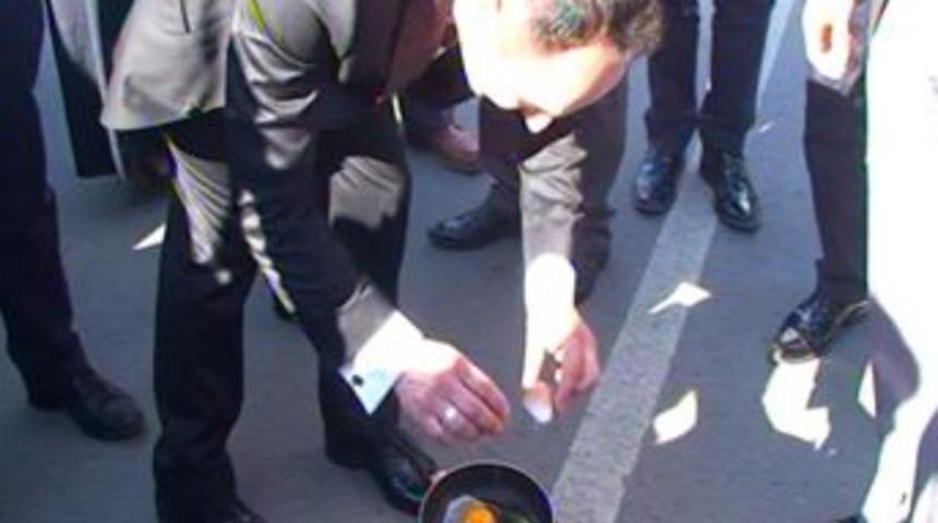 Damada Karayolunda Yumurta Pişirttiler