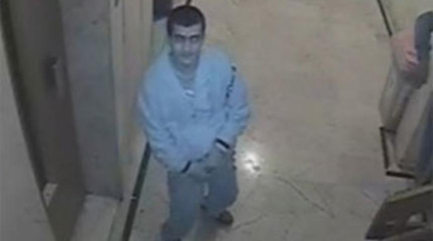 Hırsız kameraya cinsel organını g&ouml;sterdi