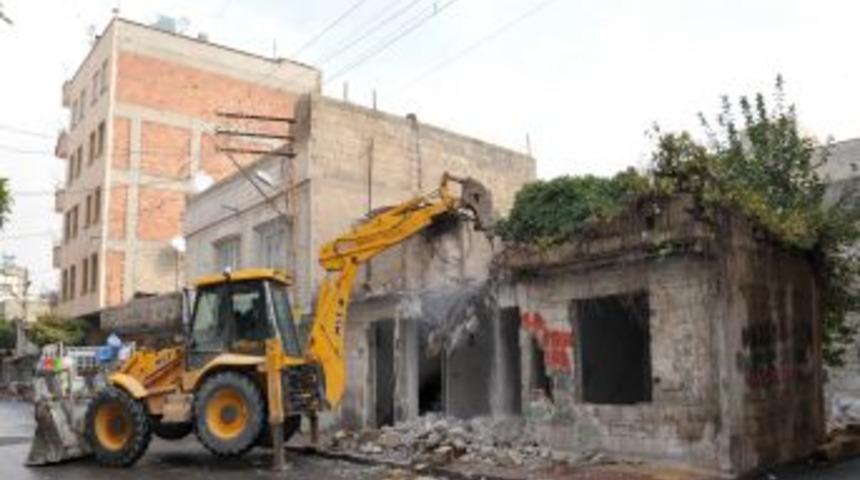 Madde Bağımlılarının Meskeni Haline Gelen Ev Yıkıldı