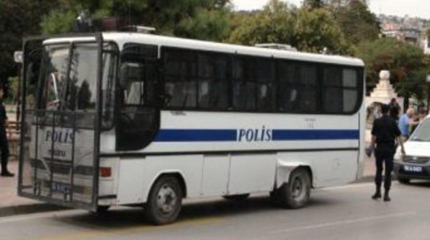 Otomobil, &Ccedil;evik Kuvvet Aracına &Ccedil;arptı