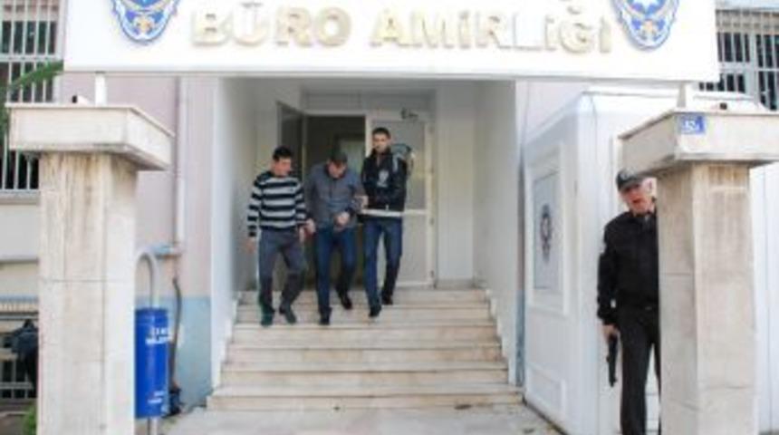 Yakıtları Bitince TIR'ın Deposundan Benzin &Ccedil;almaya Kalktılar