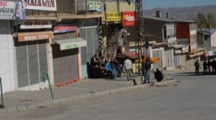 Başkale’de Bazı Kepenkler Kapalı