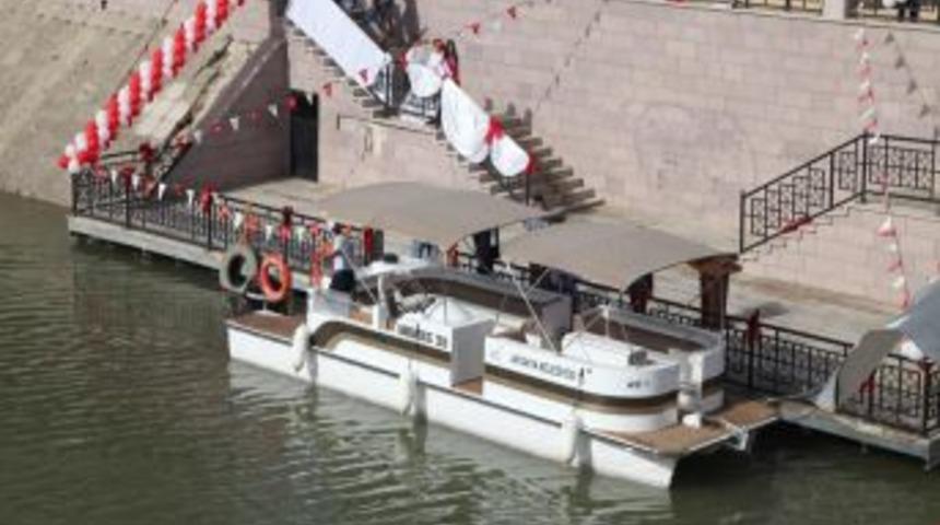 Pis Kokusuyla G&uuml;ndeme Gelen Asi Nehri'nde Artık Tekne Turları Yapılıyor