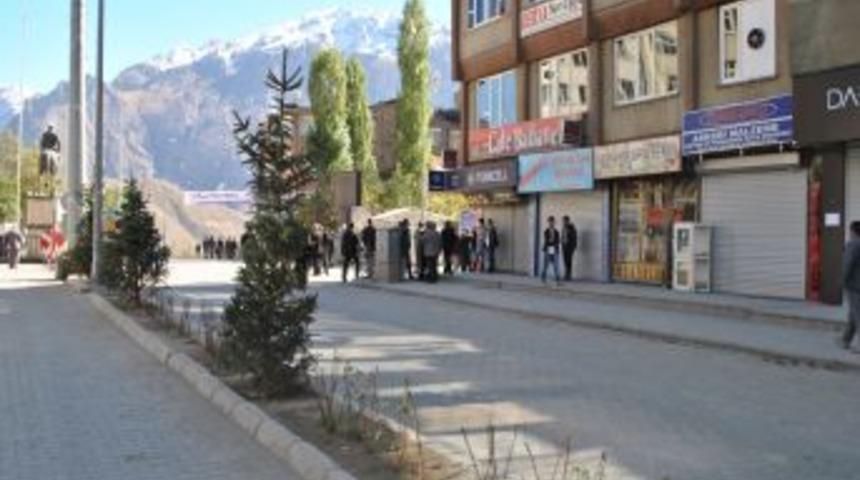 Hakkari&rsquo;de Baskıyla Kepenk Kapattırdılar