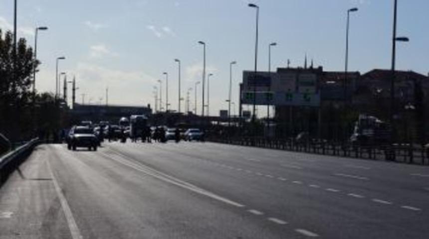 &Ouml;rg&uuml;t Yandaşları E-5'i Kapattı