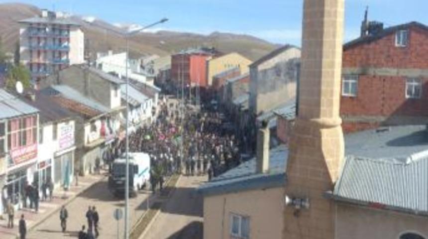 Karayazı&rsquo;da İzinsiz Y&uuml;r&uuml;y&uuml;ş Sonrası Olaylar &Ccedil;ıktı