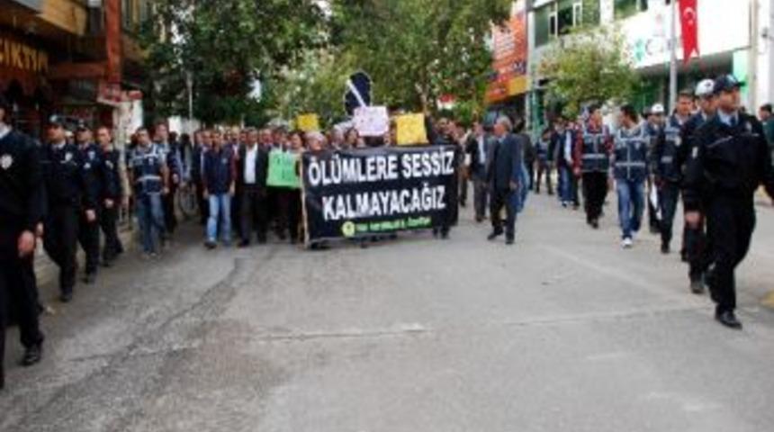 Bdp'liler Adıyaman E Tipi Cezaevi'ne Siyah &Ccedil;elenk Bıraktı