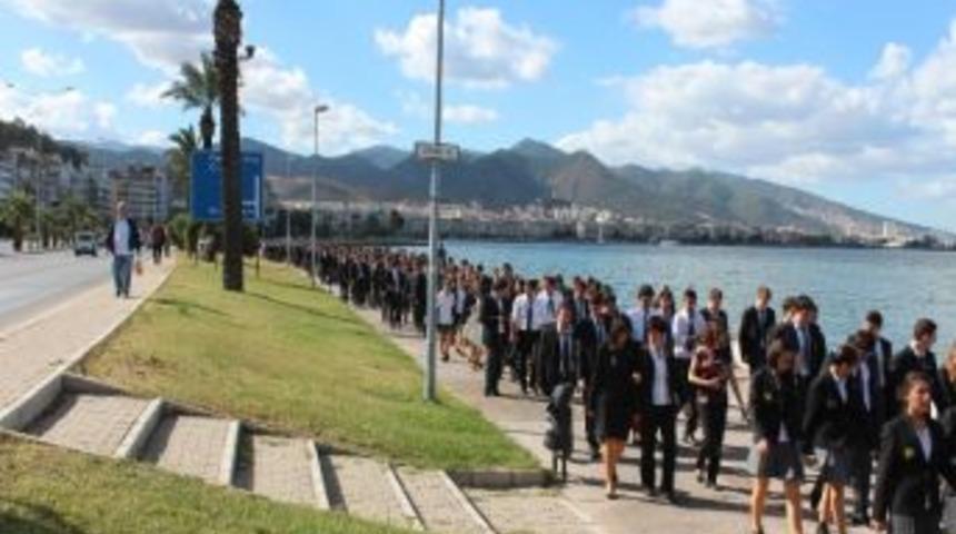 İzmir T&uuml;rk Kolleji (itk) &Ouml;ğrencileri Cumhuriyet Coşkusunu Yaşadı