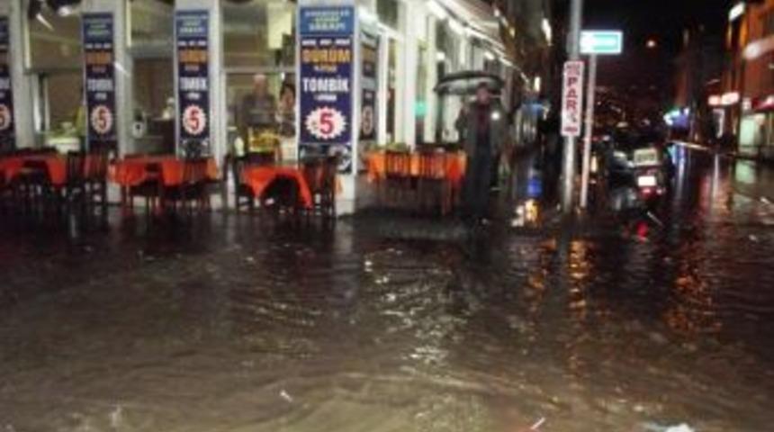 Ayvalık&rsquo;ta Şiddetli Yağmur Hayatı Olumsuz Etkiledi