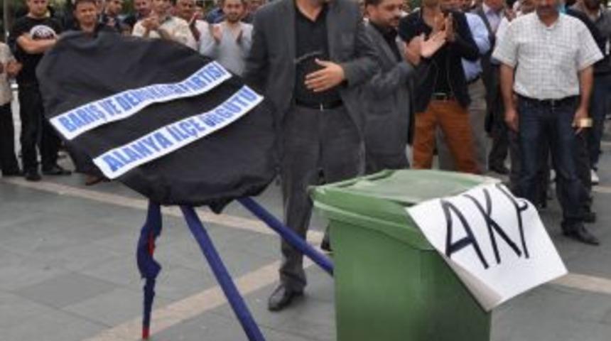 BDP, &Ccedil;&ouml;p Konteyneri &Uuml;zerine AKP Yazısı Astı, Siyah &Ccedil;elenk Bıraktı