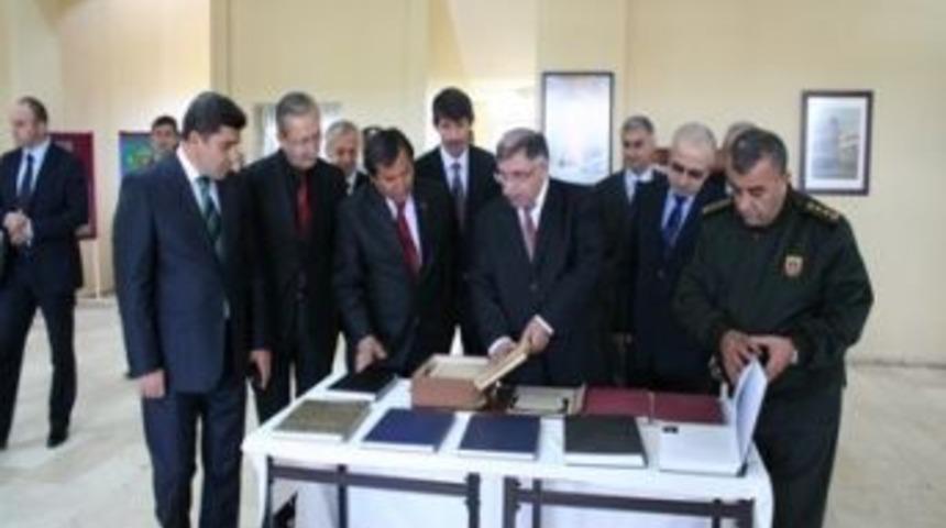 Vali Adnan Yılmaz &ldquo;atat&uuml;rk Ve Cumhuriyet&rdquo; Sergisinde