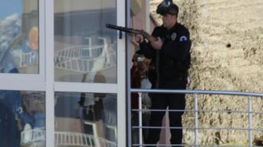 Hakkari&rsquo;de Olaylar &Ccedil;ıktı: 1 Polis Yaralı