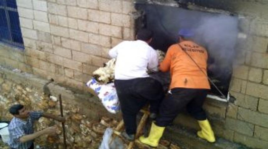 &Ccedil;eyizlik Eşyalarını Yangından Kurtarmak Isterken Dumandan Zehirlendi