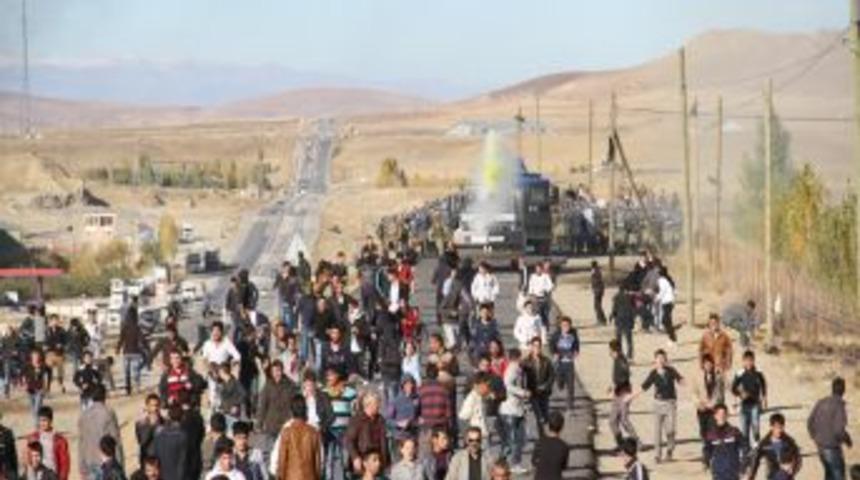 Van'da A&ccedil;lık Grevi Eylemcilerine Destek G&ouml;sterisi Yapıldı