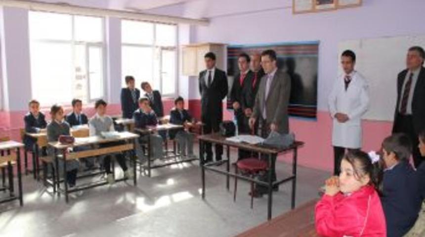 Halk Baskıya Aldırmadı, &Ccedil;ocuklarını Okula G&ouml;nderdi