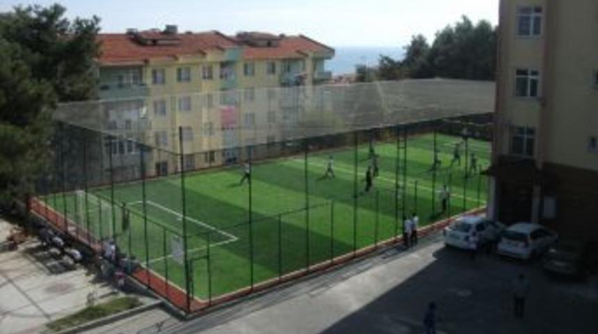 Hayırseverler İmam Hatip Lisesine Halı Saha Yaptırdı