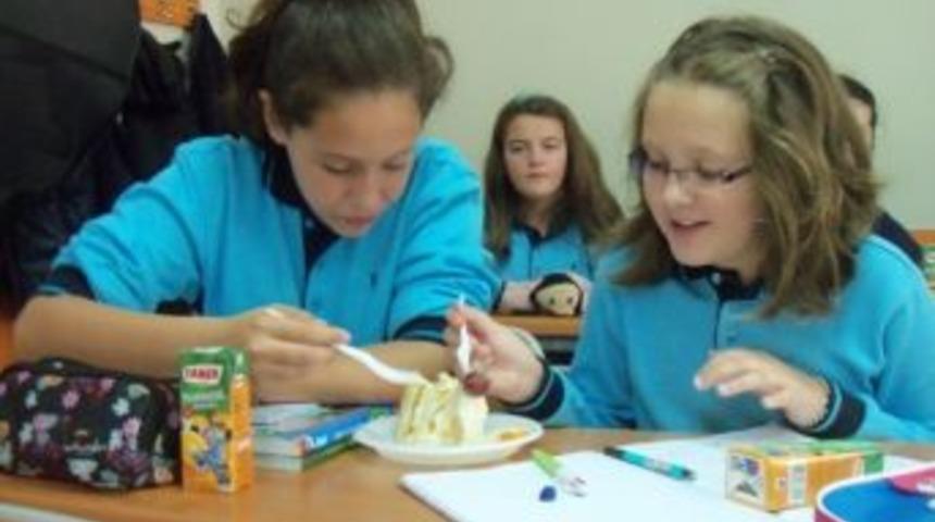 &Ouml;ğrenciler Matamatik Dersini G&uuml;ndelik Hayata Uyarlayarak İşliyor