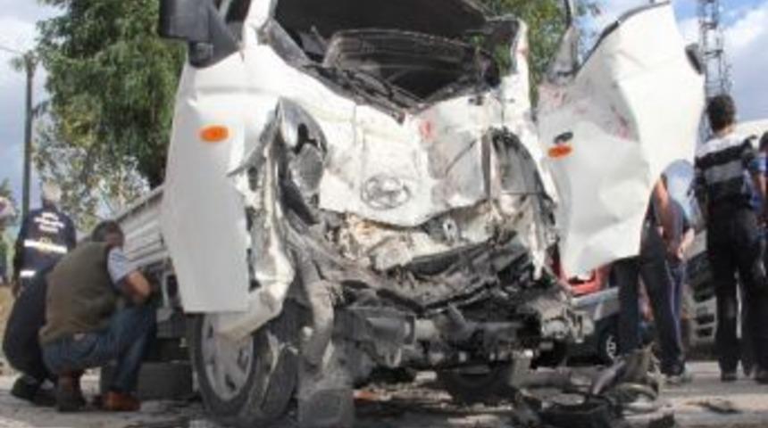 İki kamyonet kafa kafaya &Ccedil;arpıştı: 1 &ouml;l&uuml;