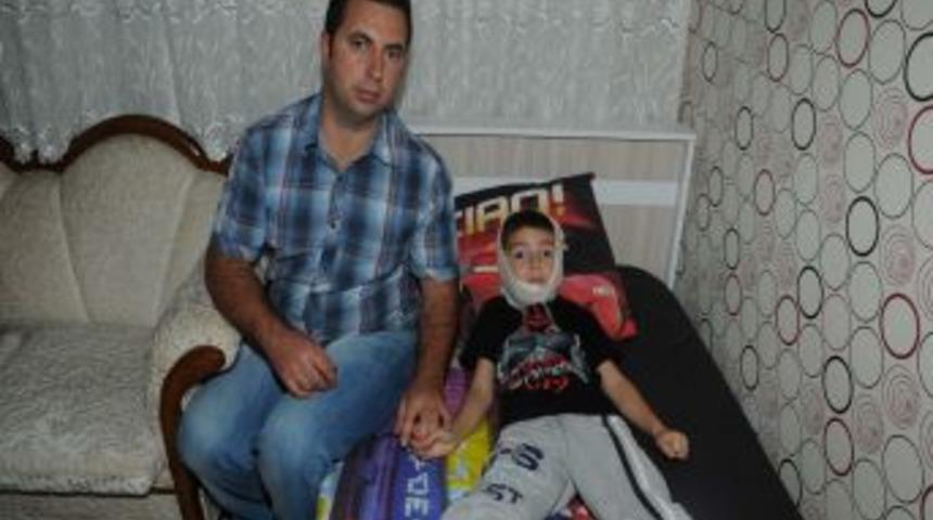 Yoldaki Parke Taşı &Ccedil;ene Kırdı