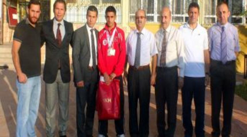 D&uuml;nya 3.'s&uuml; Olan &Ouml;ğrenciye &Ouml;ğretmenlerinden &Ouml;d&uuml;l