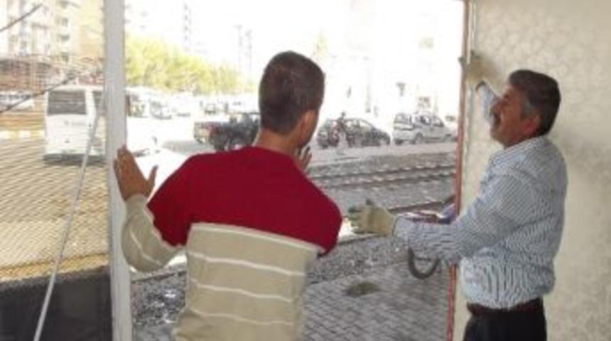 Kepenk Kapatan Esnafın Da Camı Kırıldı