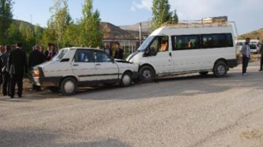 Otomobil İle Minib&uuml;s &Ccedil;arpıştı: 8 Yaralı